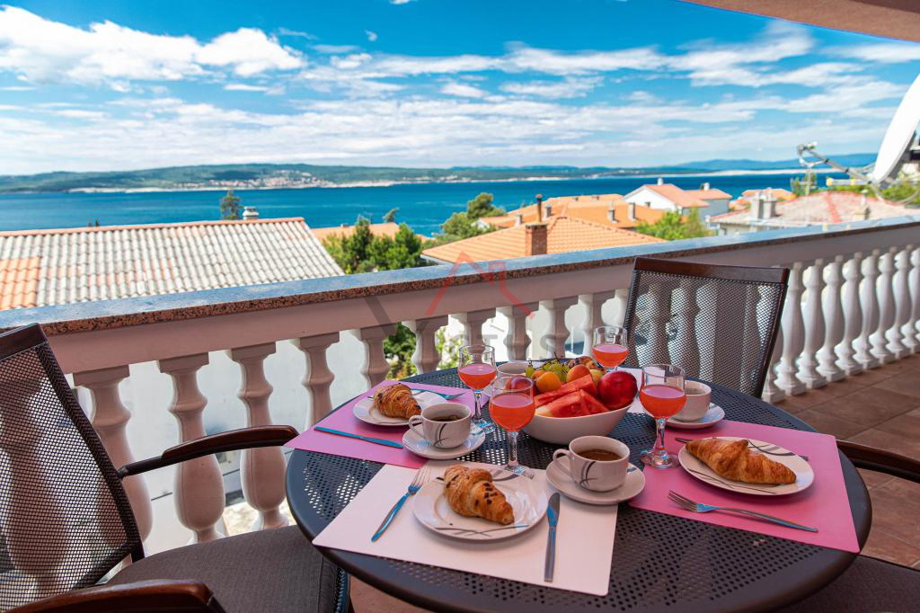 CRIKVENICA - Casa con 3 appartamenti, a 150 m dal mare
