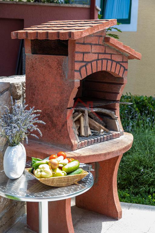 CRIKVENICA - Casa con 3 appartamenti, a 150 m dal mare