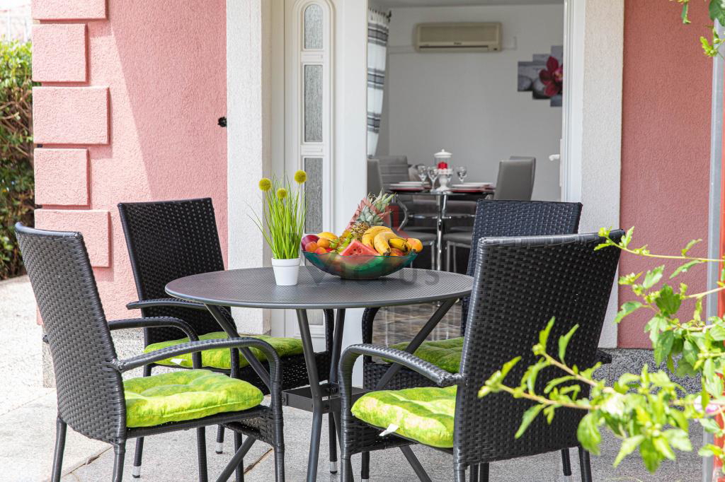 CRIKVENICA - Casa con 3 appartamenti, a 150 m dal mare