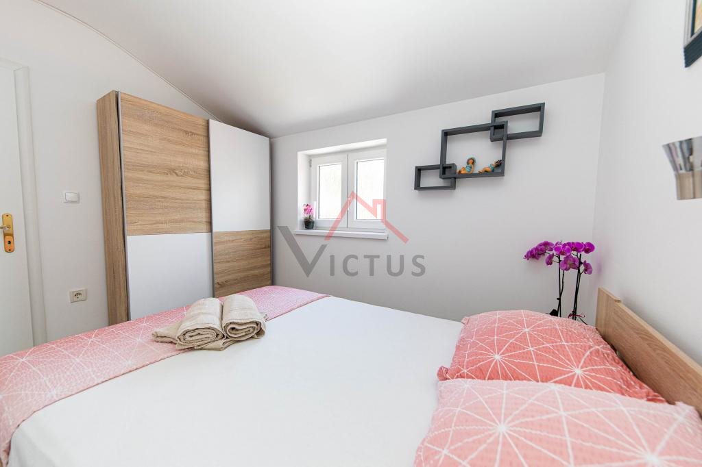 CRIKVENICA - Casa con 3 appartamenti, a 150 m dal mare