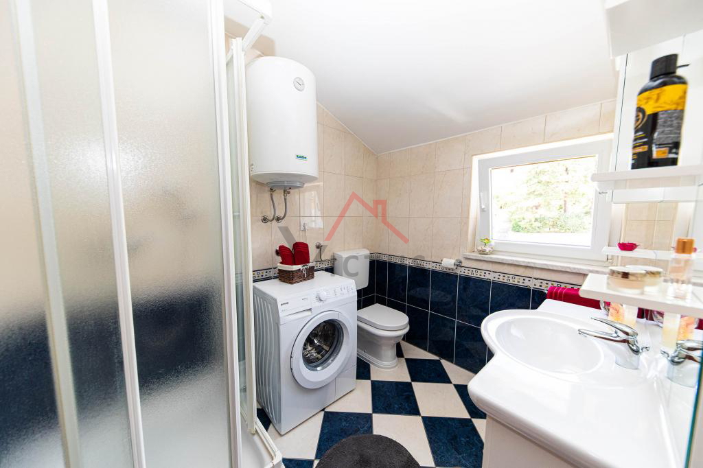 CRIKVENICA - Casa con 3 appartamenti, a 150 m dal mare