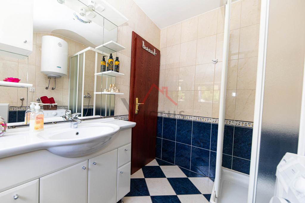 CRIKVENICA - Casa con 3 appartamenti, a 150 m dal mare