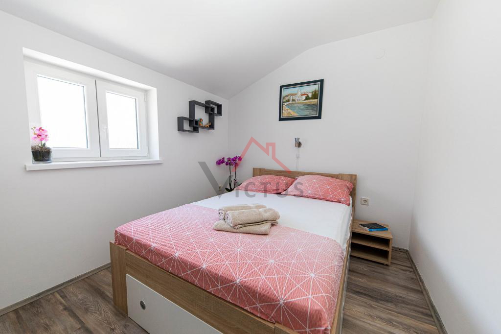 CRIKVENICA - Casa con 3 appartamenti, a 150 m dal mare