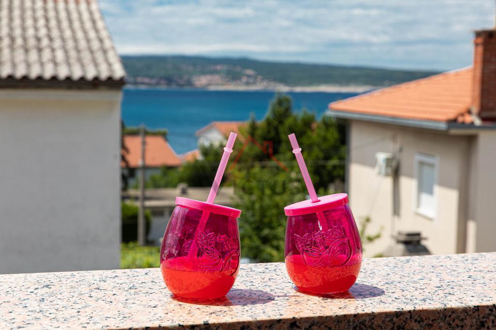 CRIKVENICA - Casa con 3 appartamenti, a 150 m dal mare