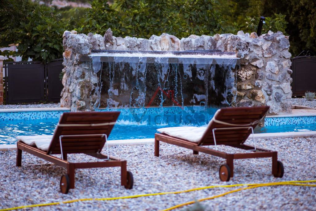 VRBNIK - casa in pietra con piscina e ampio giardino