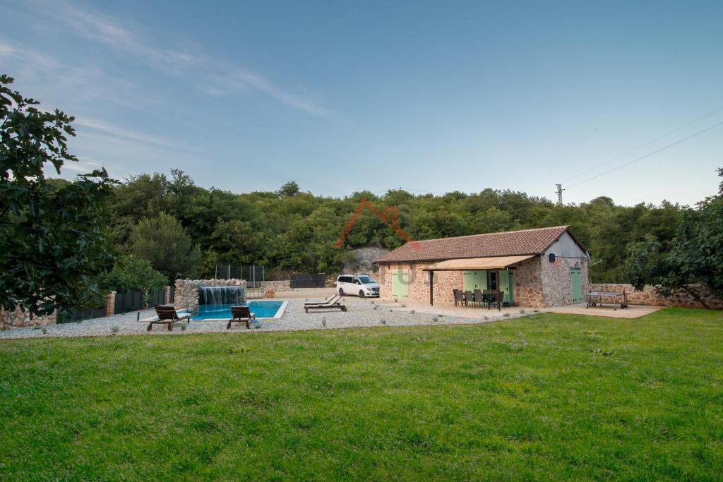 VRBNIK - casa in pietra con piscina e ampio giardino