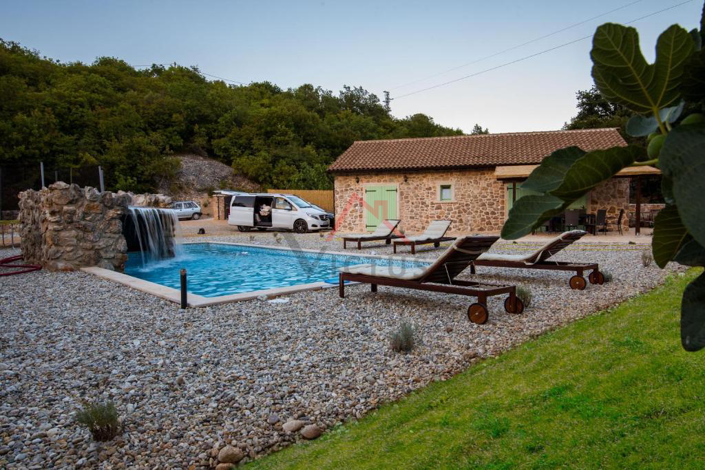 VRBNIK - casa in pietra con piscina e ampio giardino