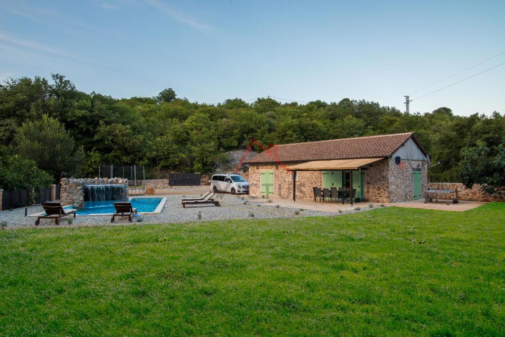 VRBNIK - casa in pietra con piscina e ampio giardino