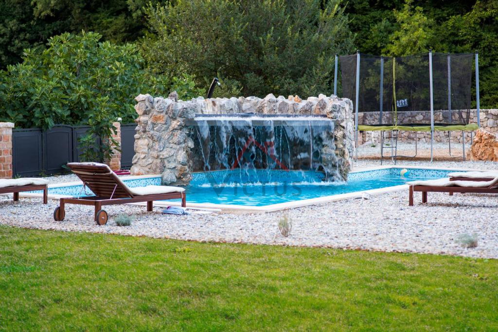 VRBNIK - casa in pietra con piscina e ampio giardino