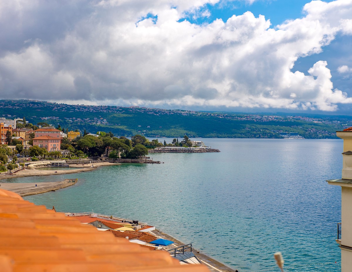 OPATIJA-CENTRO, appartamento completamente ristrutturato in vendita, 2a fila al mare.