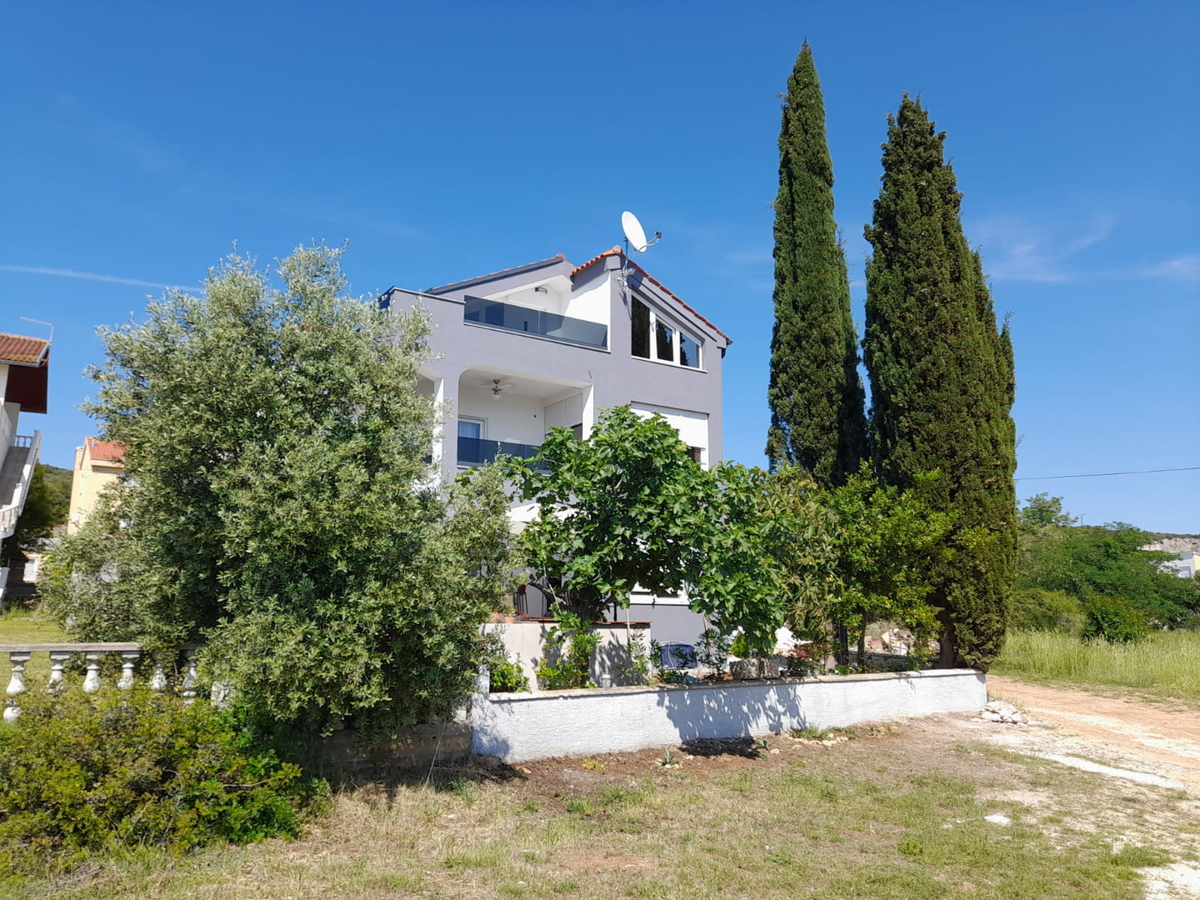 Sveti Petar na Moru, casa ristrutturata, 3 appartamenti (195 m2), 50 metri dal mare, vista!