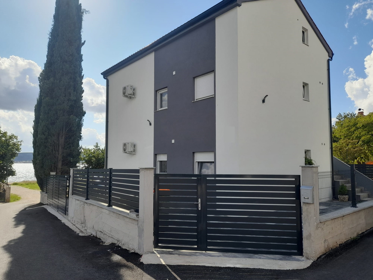 Sveti Petar na Moru, casa ristrutturata, 3 appartamenti (195 m2), 50 metri dal mare, vista!