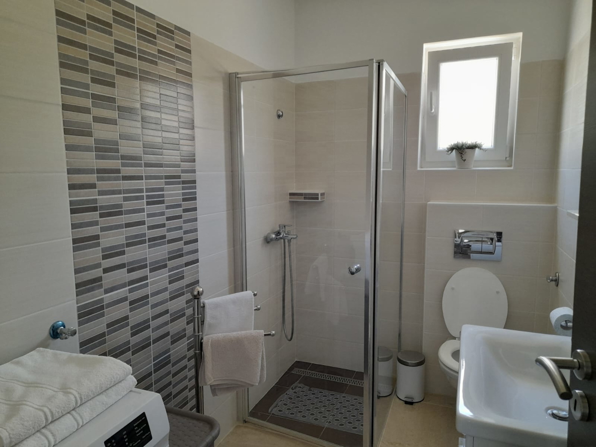 Sveti Petar na Moru, casa ristrutturata, 3 appartamenti (195 m2), 50 metri dal mare, vista!