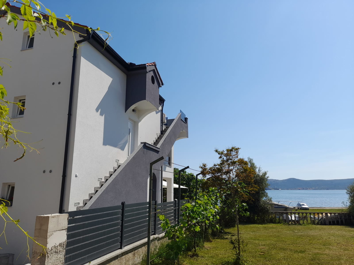 Sveti Petar na Moru, casa ristrutturata, 3 appartamenti (195 m2), 50 metri dal mare, vista!