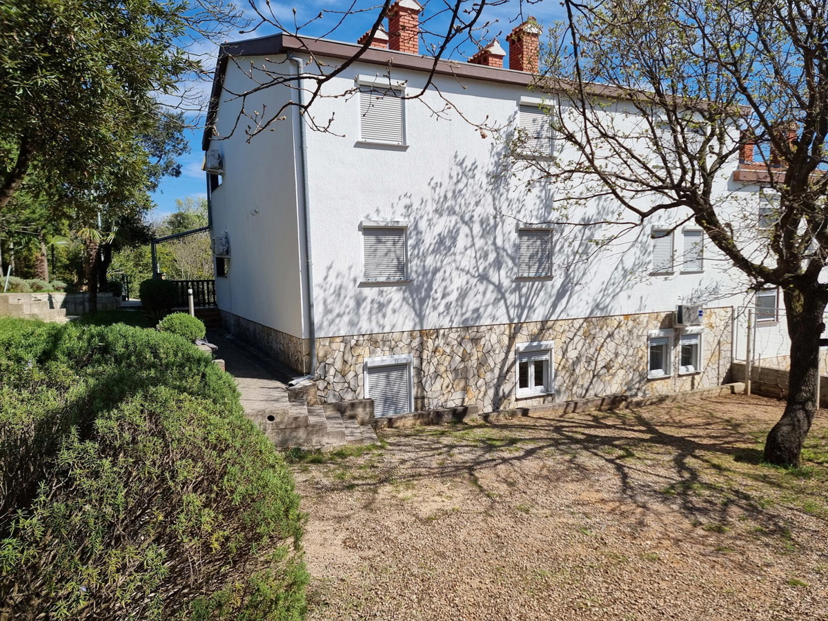 Posedarje, casa con 8 appartamenti (360m2) e spiaggia privata, POSIZIONE TOP