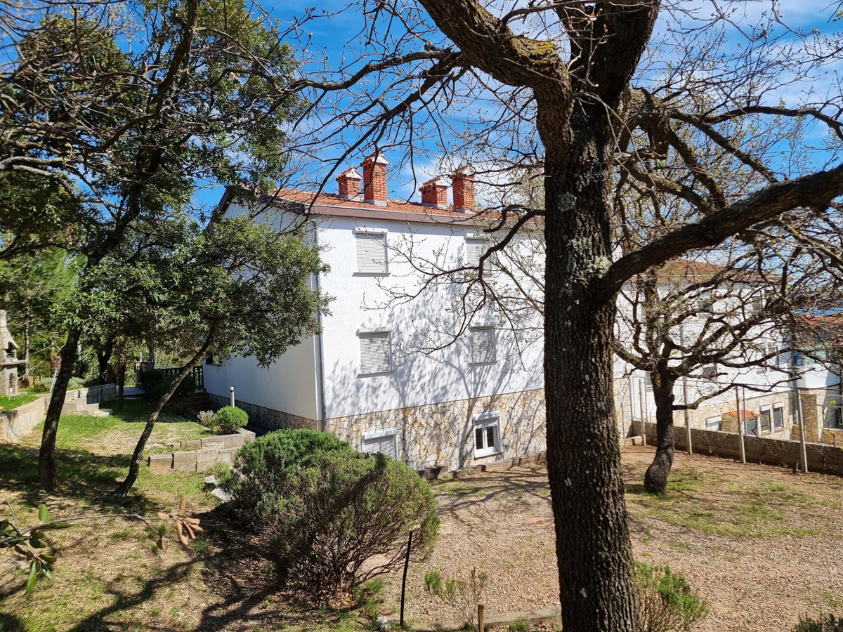 Posedarje, casa con 8 appartamenti (360m2) e spiaggia privata, POSIZIONE TOP