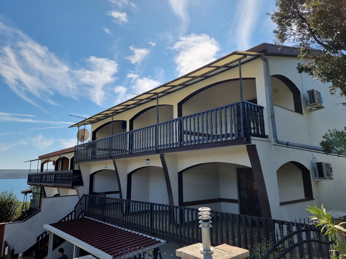 Posedarje, casa con 8 appartamenti (360m2) e spiaggia privata, POSIZIONE TOP