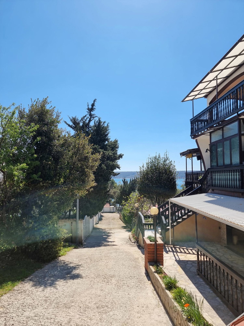 Posedarje, casa con 8 appartamenti (360m2) e spiaggia privata, POSIZIONE TOP