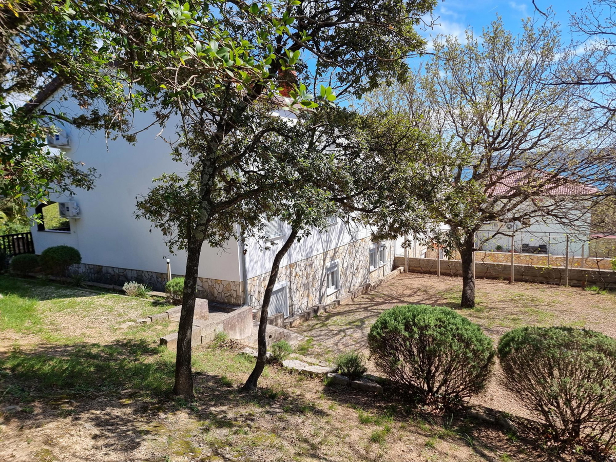 Posedarje, casa con 8 appartamenti (360m2) e spiaggia privata, POSIZIONE TOP