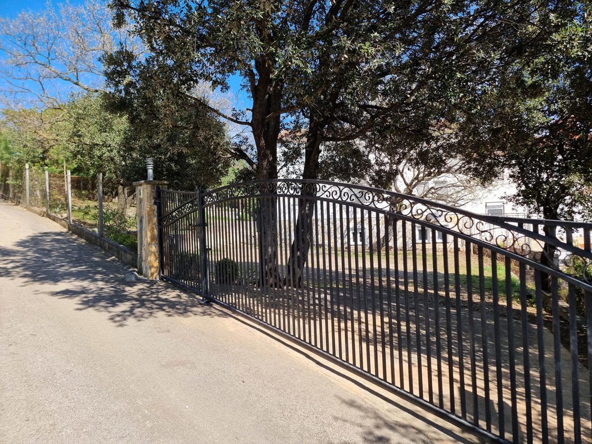 Posedarje, casa con 8 appartamenti (360m2) e spiaggia privata, POSIZIONE TOP