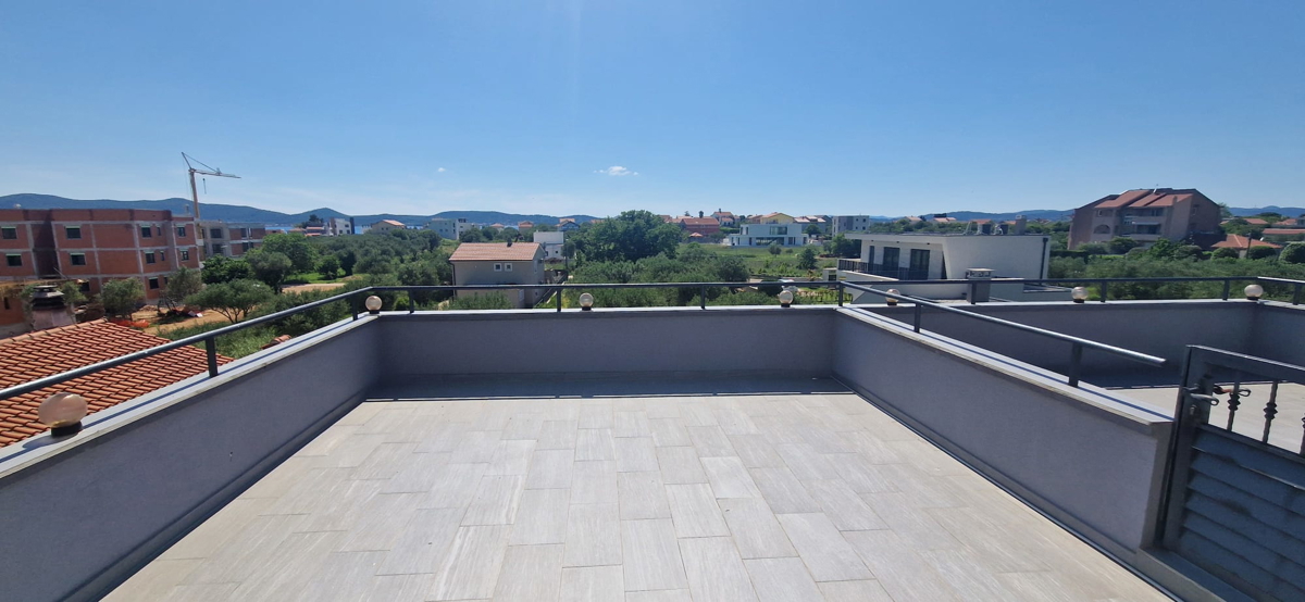 Sukošan, casa con appartamenti (915m2) con 11 appartamenti