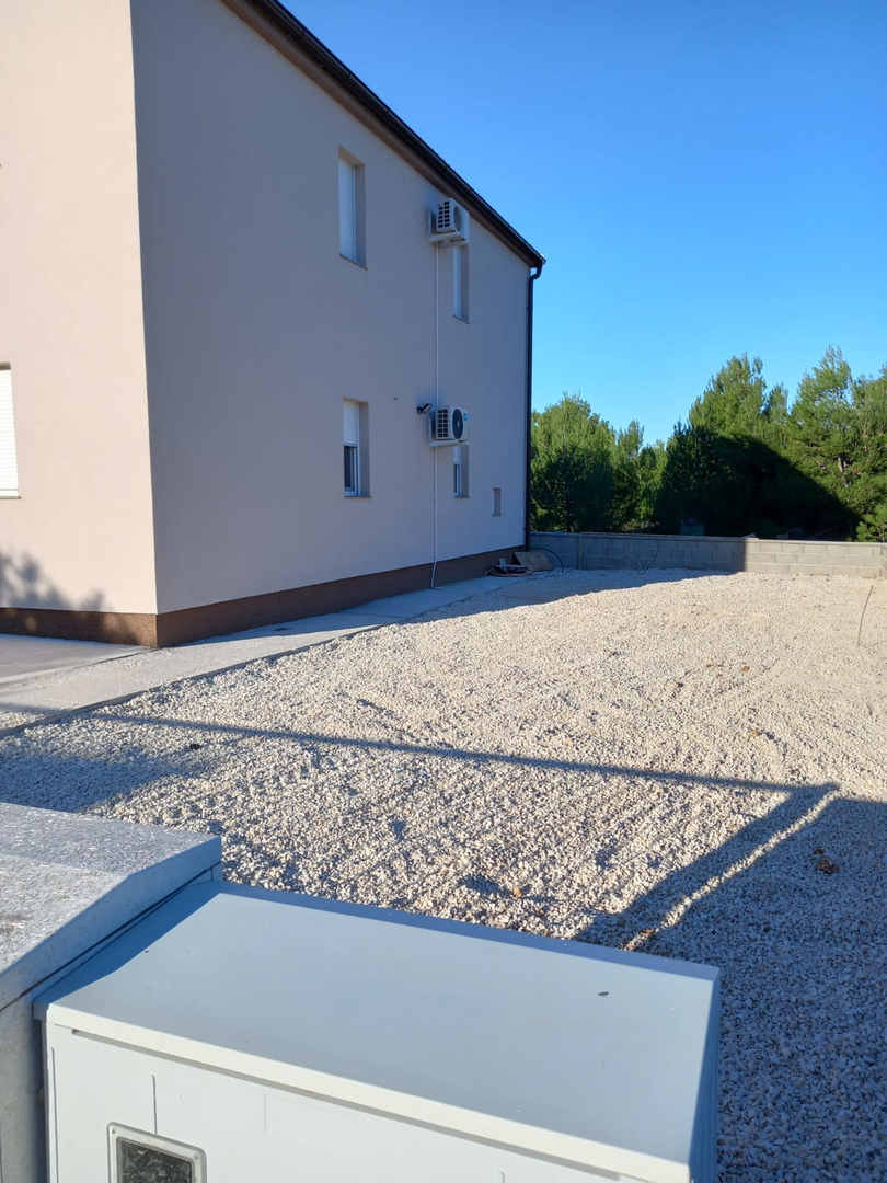 Vir, nuova casa con due appartamenti (188m2), 300 metri dalla spiaggia