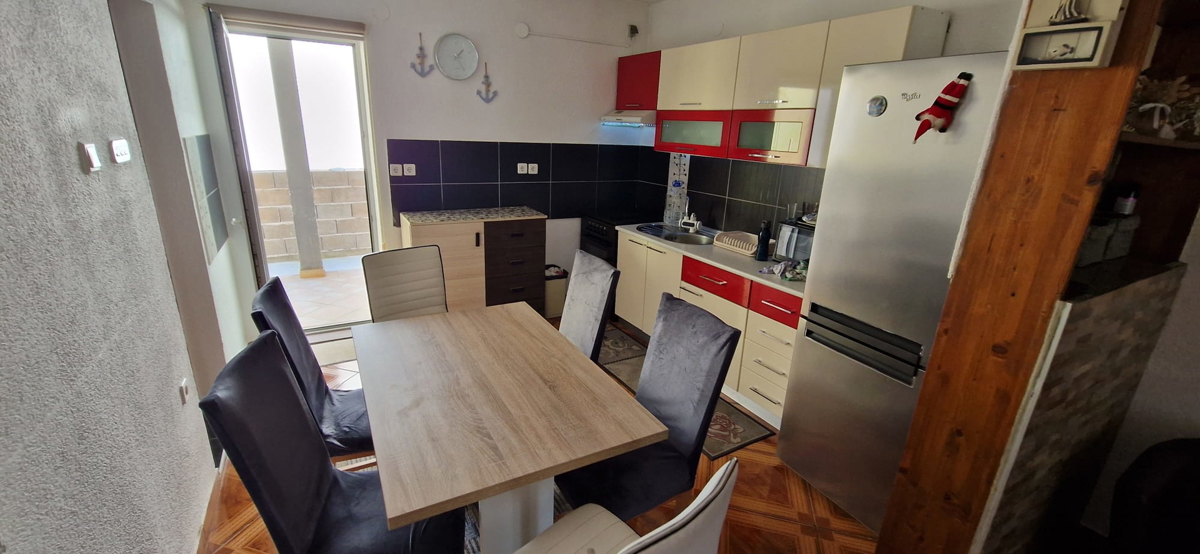 Vir, casa con 2 appartamenti (148 m2), a 150 metri dalla spiaggia