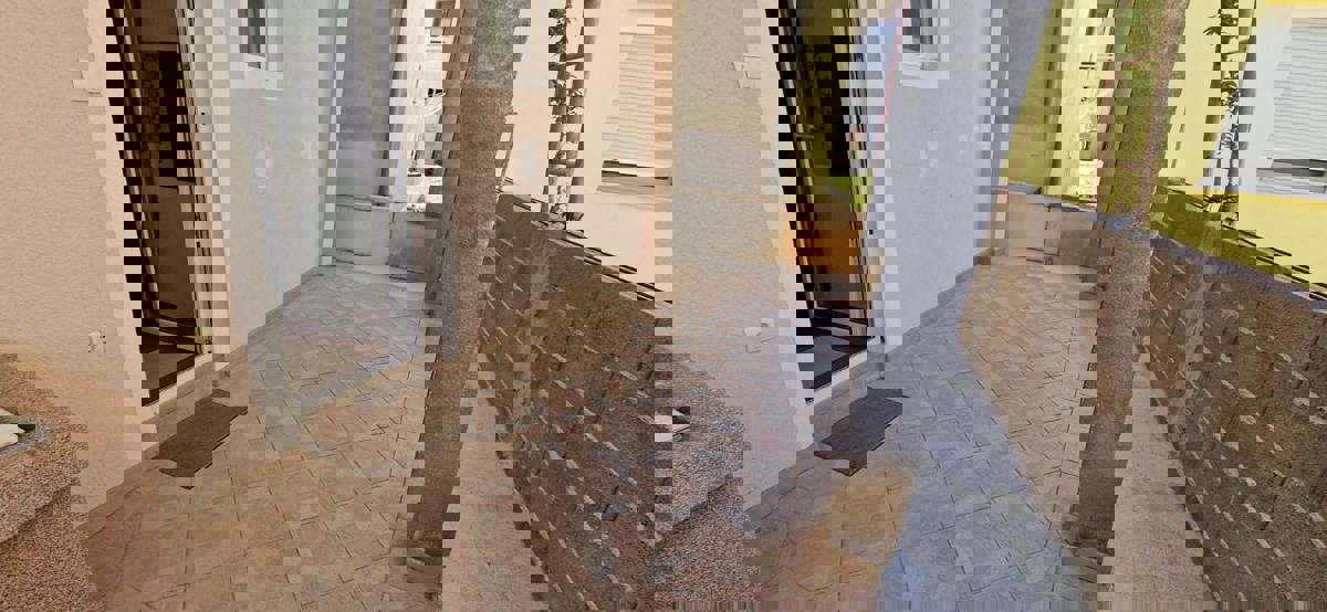 Vir, casa con 2 appartamenti (148 m2), a 150 metri dalla spiaggia