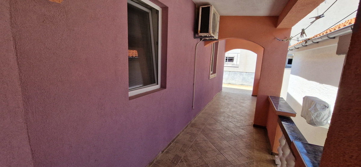 Vir, casa con 2 appartamenti (148 m2), a 150 metri dalla spiaggia