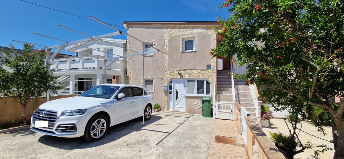 Vir, casa con 2 appartamenti (148 m2), a 150 metri dalla spiaggia