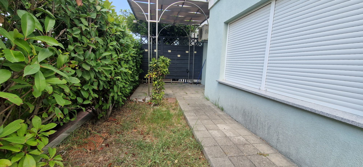 Zara, Diklovac, appartamento soleggiato con terrazza giardino (77,50 m2)