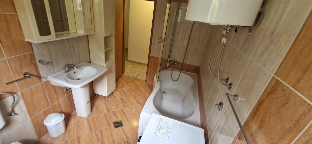 Zara, Diklovac, appartamento soleggiato con terrazza giardino (77,50 m2)