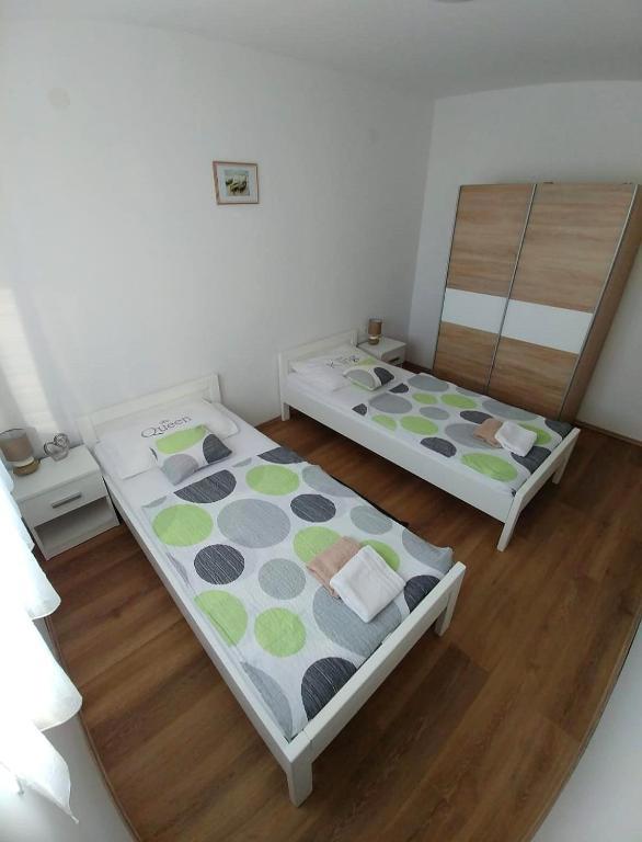 Privlaka, bella casa con tre appartamenti (123 m2), a 200 metri dal mare