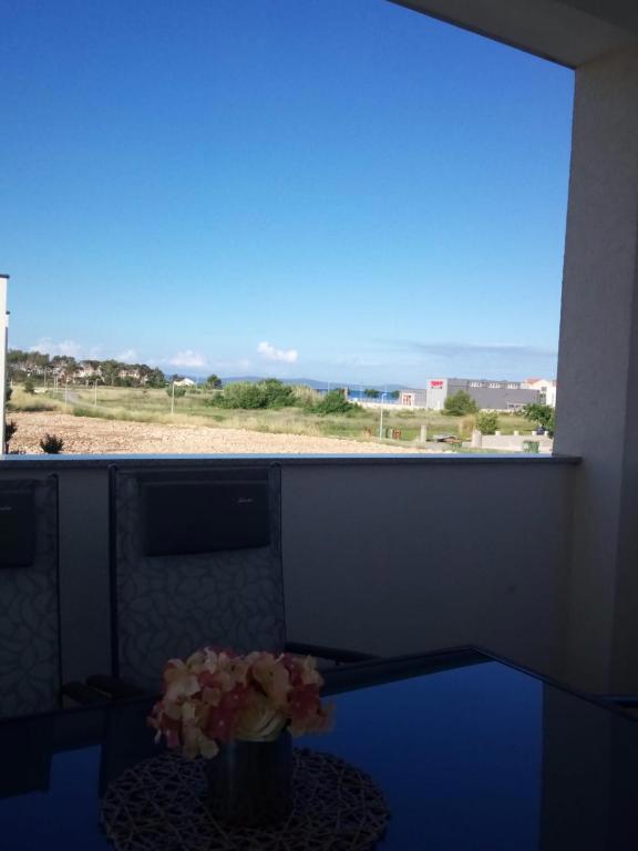 Privlaka, bella casa con tre appartamenti (123 m2), a 200 metri dal mare