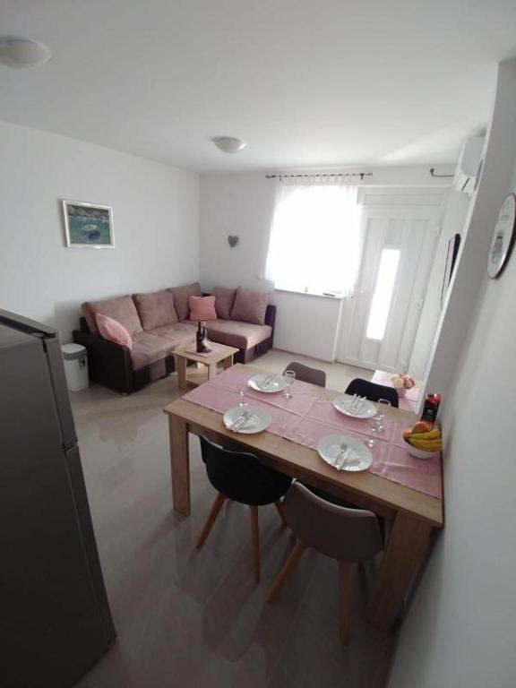 Privlaka, bella casa con tre appartamenti (123 m2), a 200 metri dal mare