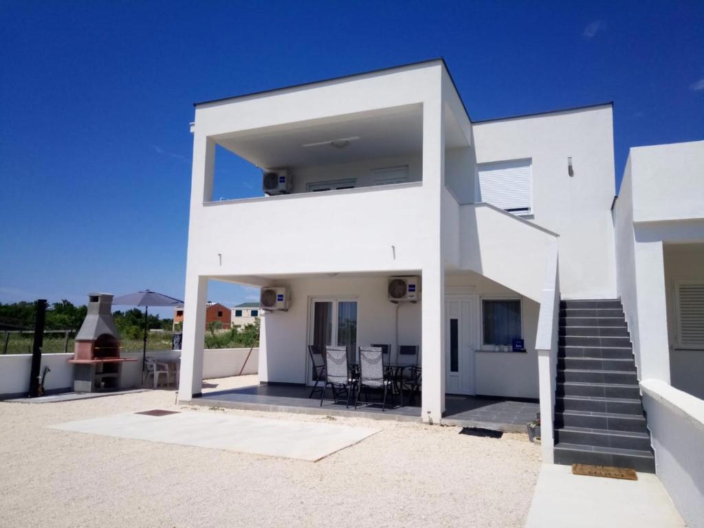 Privlaka, bella casa con tre appartamenti (123 m2), a 200 metri dal mare