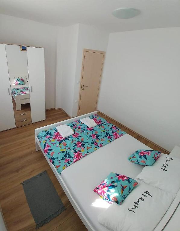 Privlaka, bella casa con tre appartamenti (123 m2), a 200 metri dal mare