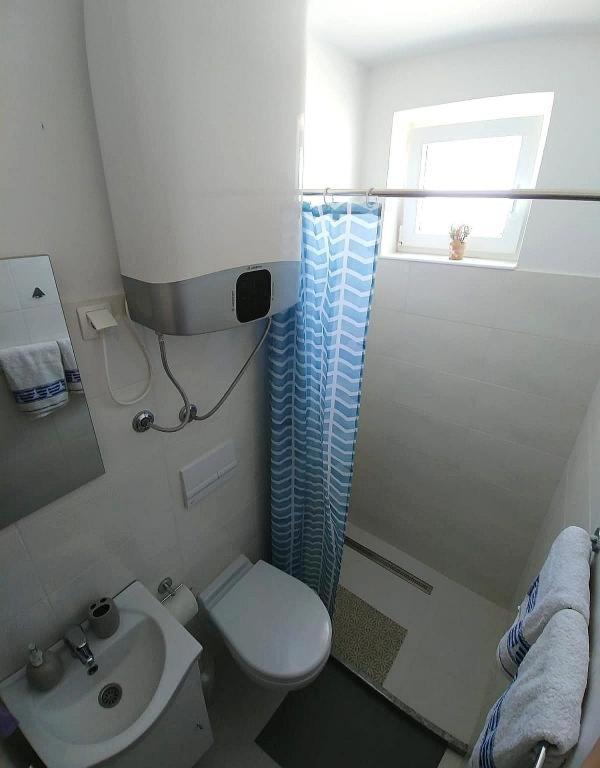 Privlaka, bella casa con tre appartamenti (123 m2), a 200 metri dal mare