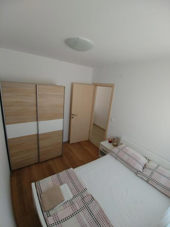 Privlaka, bella casa con tre appartamenti (123 m2), a 200 metri dal mare