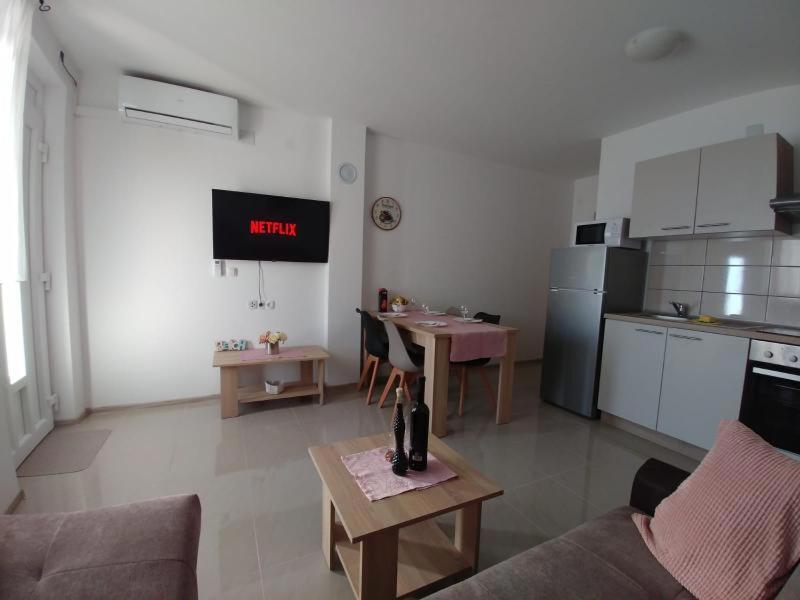 Privlaka, bella casa con tre appartamenti (123 m2), a 200 metri dal mare