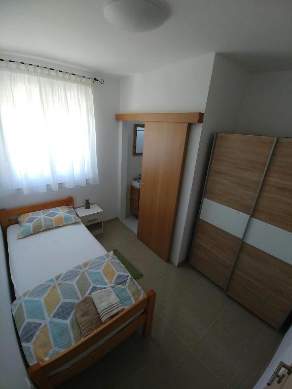 Privlaka, bella casa con tre appartamenti (123 m2), a 200 metri dal mare