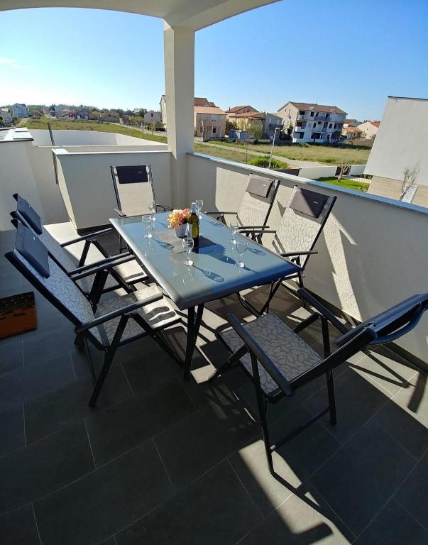 Privlaka, bella casa con tre appartamenti (123 m2), a 200 metri dal mare