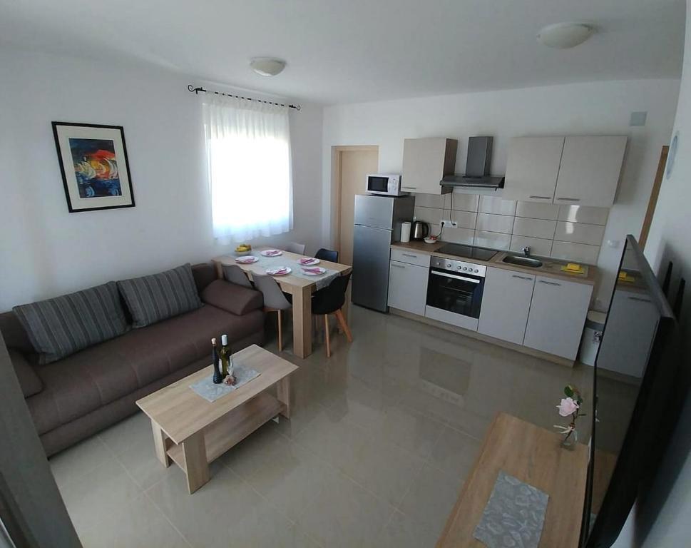 Privlaka, bella casa con tre appartamenti (123 m2), a 200 metri dal mare