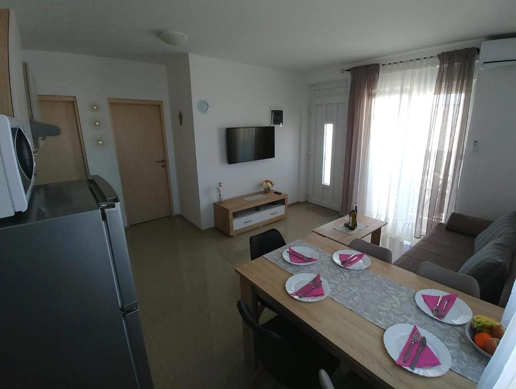 Privlaka, bella casa con tre appartamenti (123 m2), a 200 metri dal mare