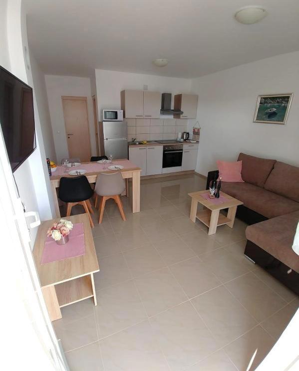 Privlaka, bella casa con tre appartamenti (123 m2), a 200 metri dal mare