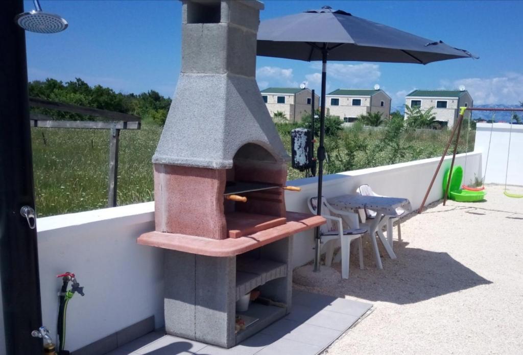 Privlaka, bella casa con tre appartamenti (123 m2), a 200 metri dal mare