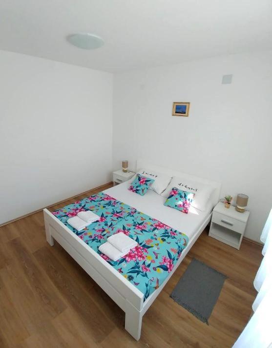 Privlaka, bella casa con tre appartamenti (123 m2), a 200 metri dal mare