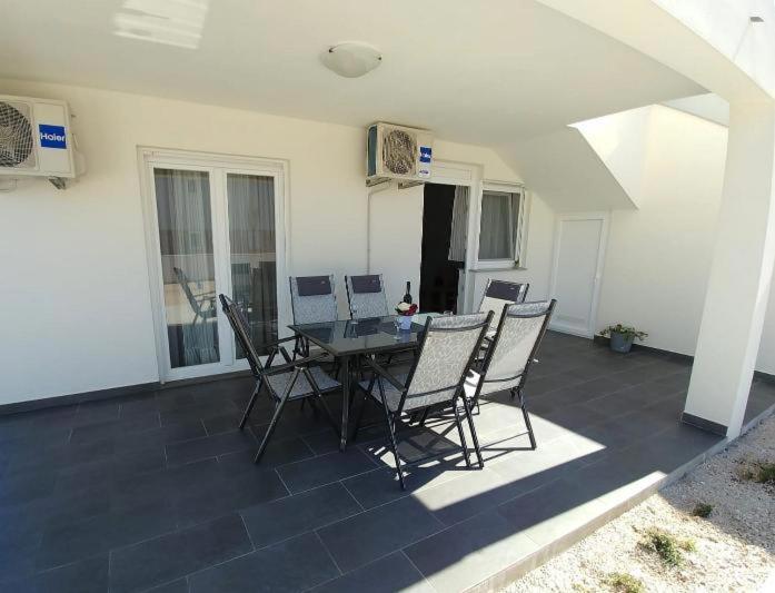 Privlaka, bella casa con tre appartamenti (123 m2), a 200 metri dal mare