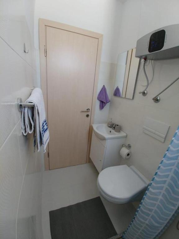 Privlaka, bella casa con tre appartamenti (123 m2), a 200 metri dal mare