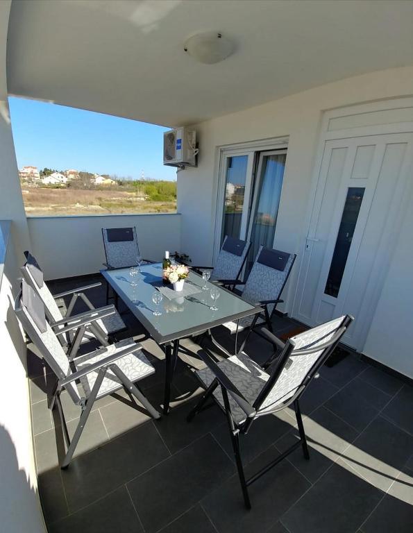 Privlaka, bella casa con tre appartamenti (123 m2), a 200 metri dal mare